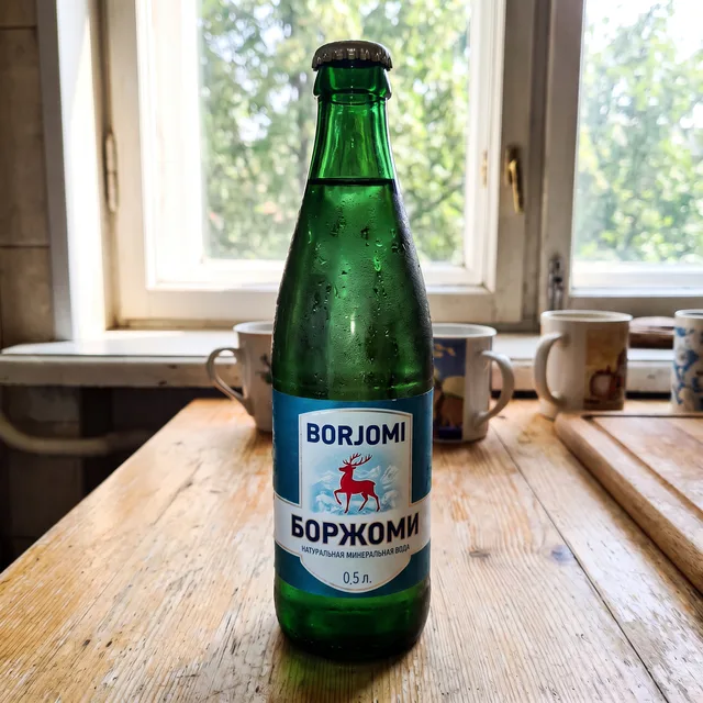 Бутылка Боржоми на кухонном столе, фото 1